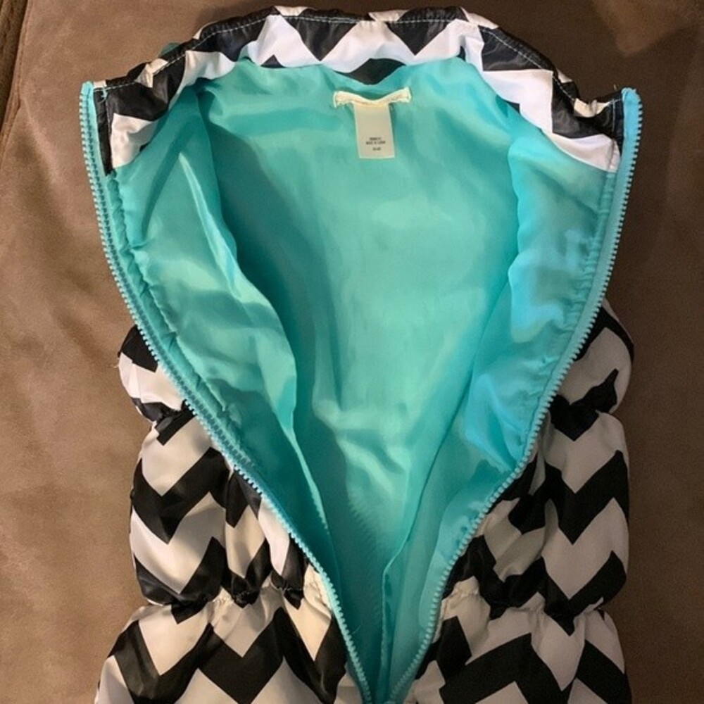 Little girls puffer vest -chevron, black and white with sequins size XS 4/5 - Picture 6 of 8